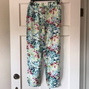 Floral print pants perfect for the summer! 🌞